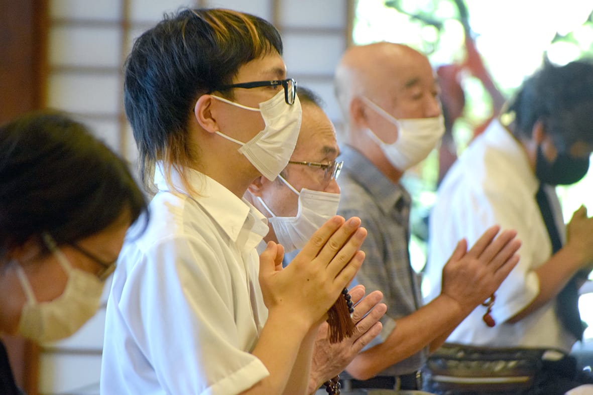 看取り後もつながる お寺の介護施設が追悼法要