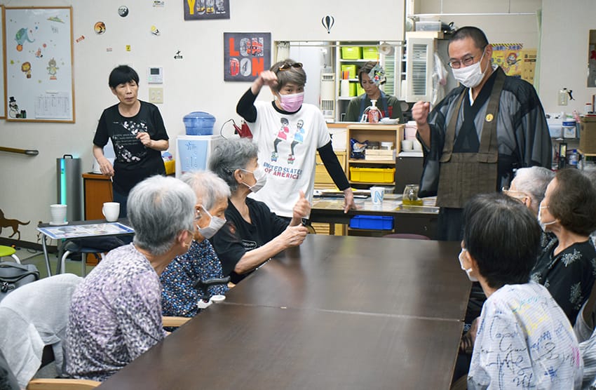 法衣姿の「オショー」介護施設へ 利用者に喜び