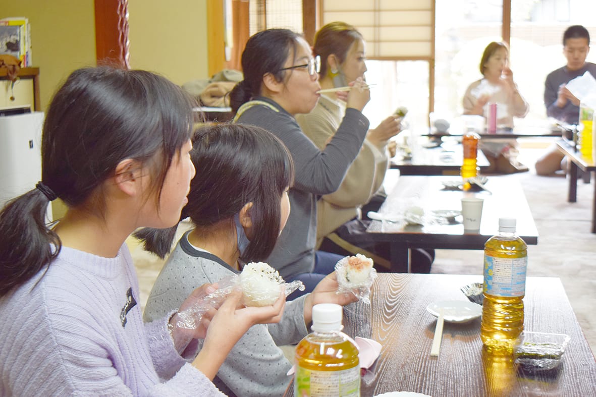 お寺で「おにぎりの日」 困窮者支援の食堂と協働