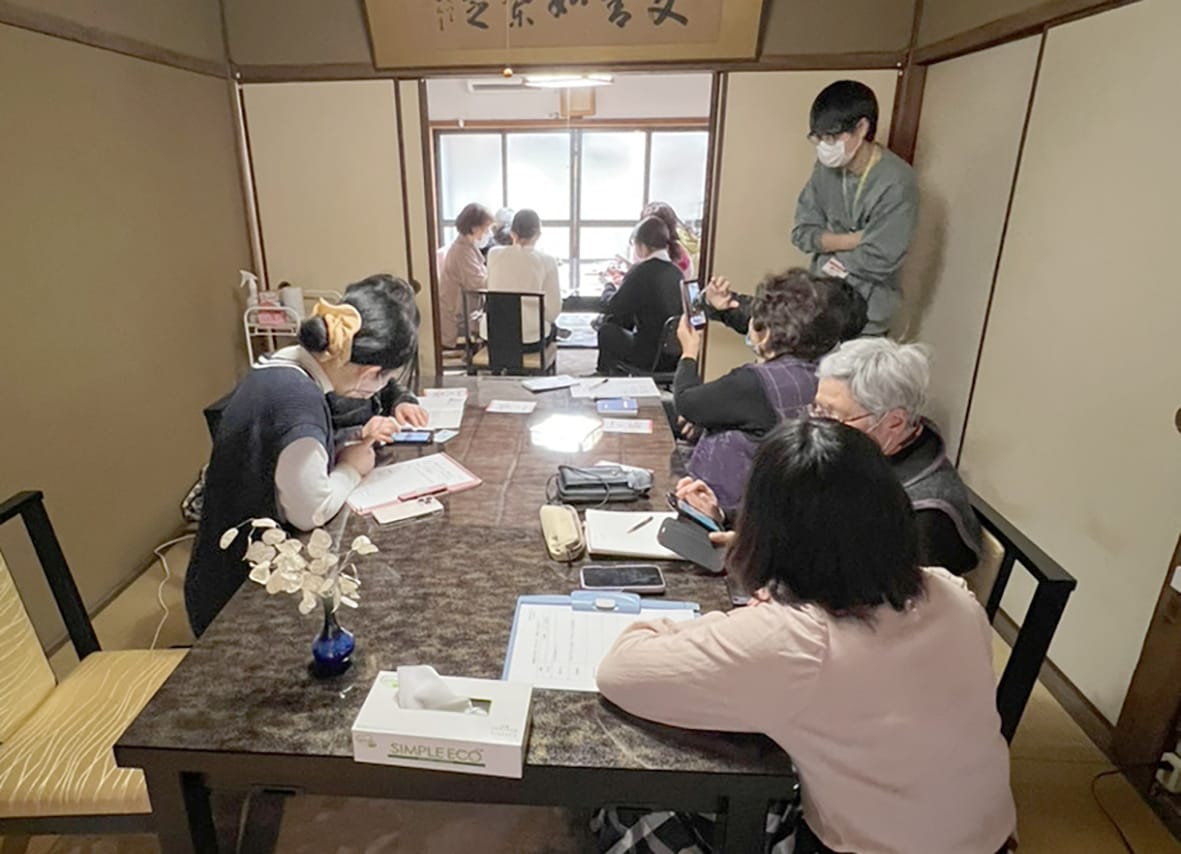 包括とお寺がスマホ相談会 「多世代交流」へ連携