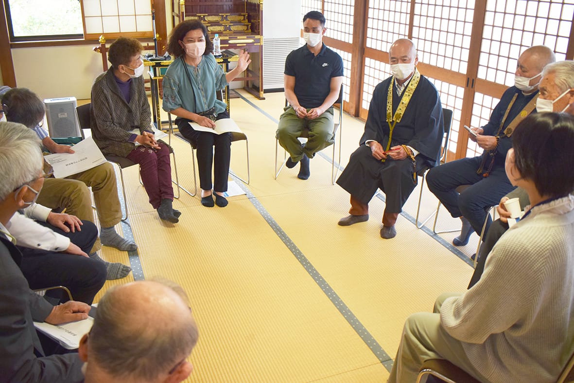 介護者カフェで地域づくり お寺に社協が協力