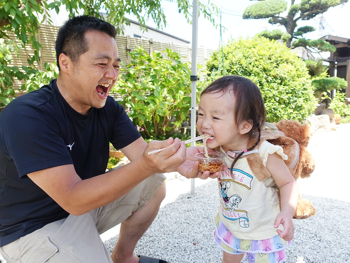 流しそうめんに笑顔 お寺の子ども食堂が盛況