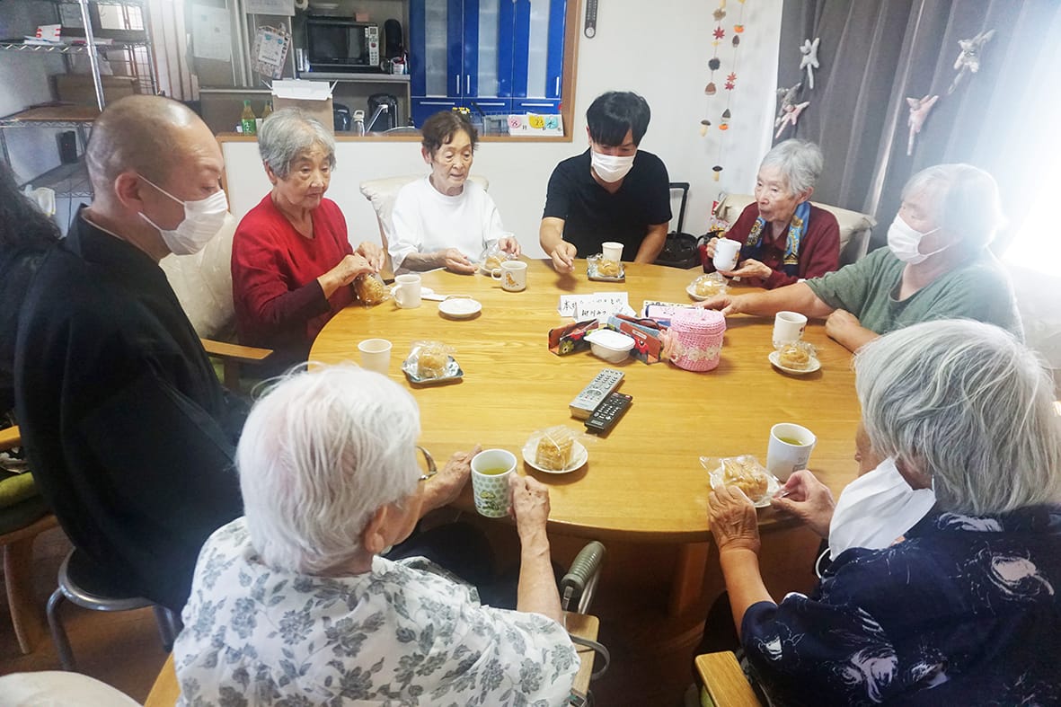 記憶に刻まれる交流 僧侶、高齢者施設で法要
