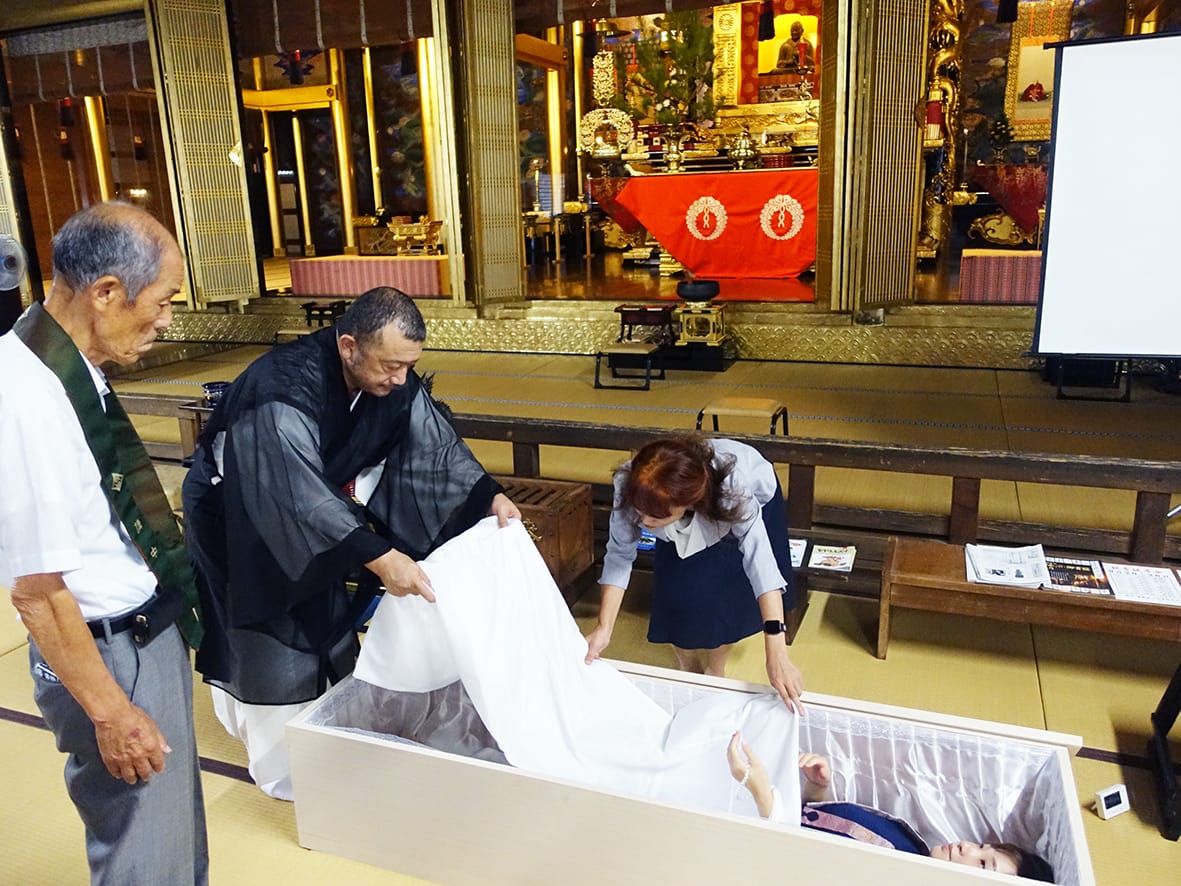 法話代わりに納棺体験 福井の名刹・本山毫攝寺