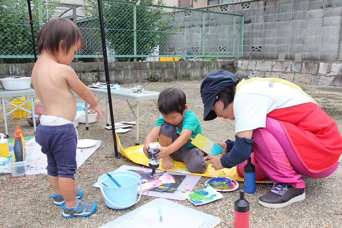 「おそとのアトリエ」親も子も、ありのままに