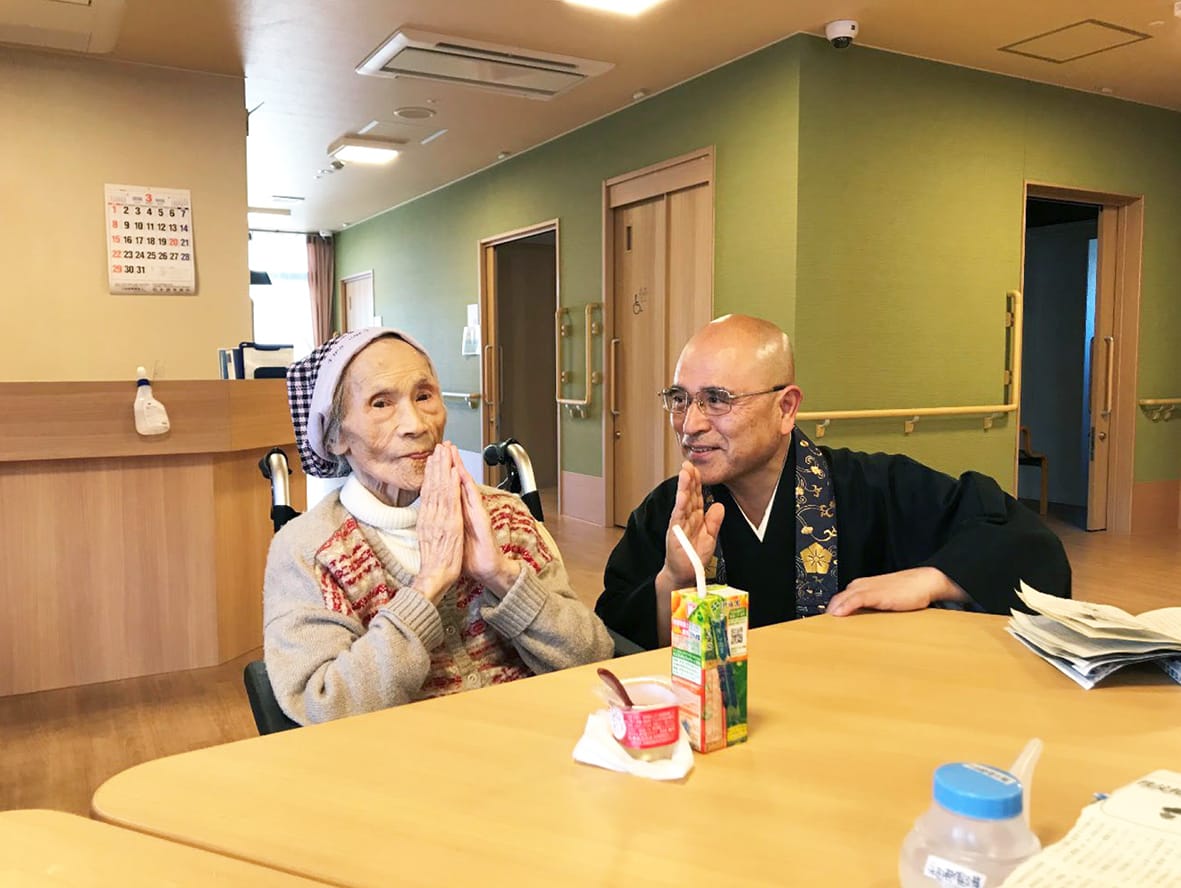 ⑲老人ホームで安心届ける 真言宗智山派薬王寺