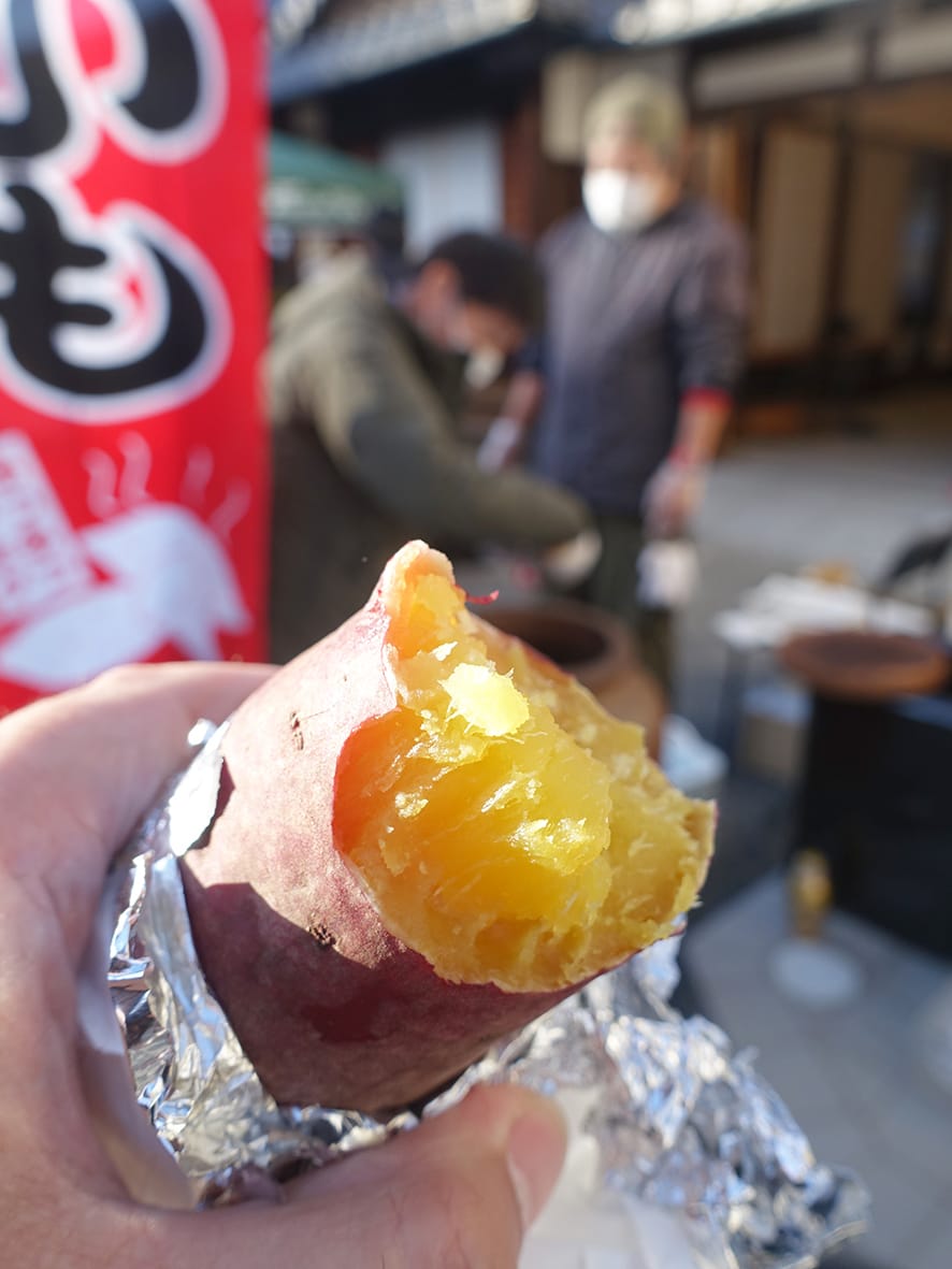 ほっこりにっこり 語らいカフェに焼き芋登場