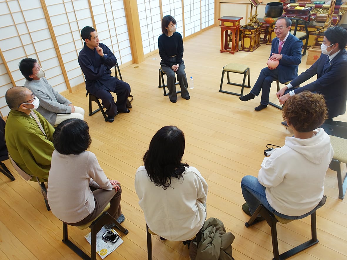 法華経に学ぶ支援 「語らいカフェ」講演も