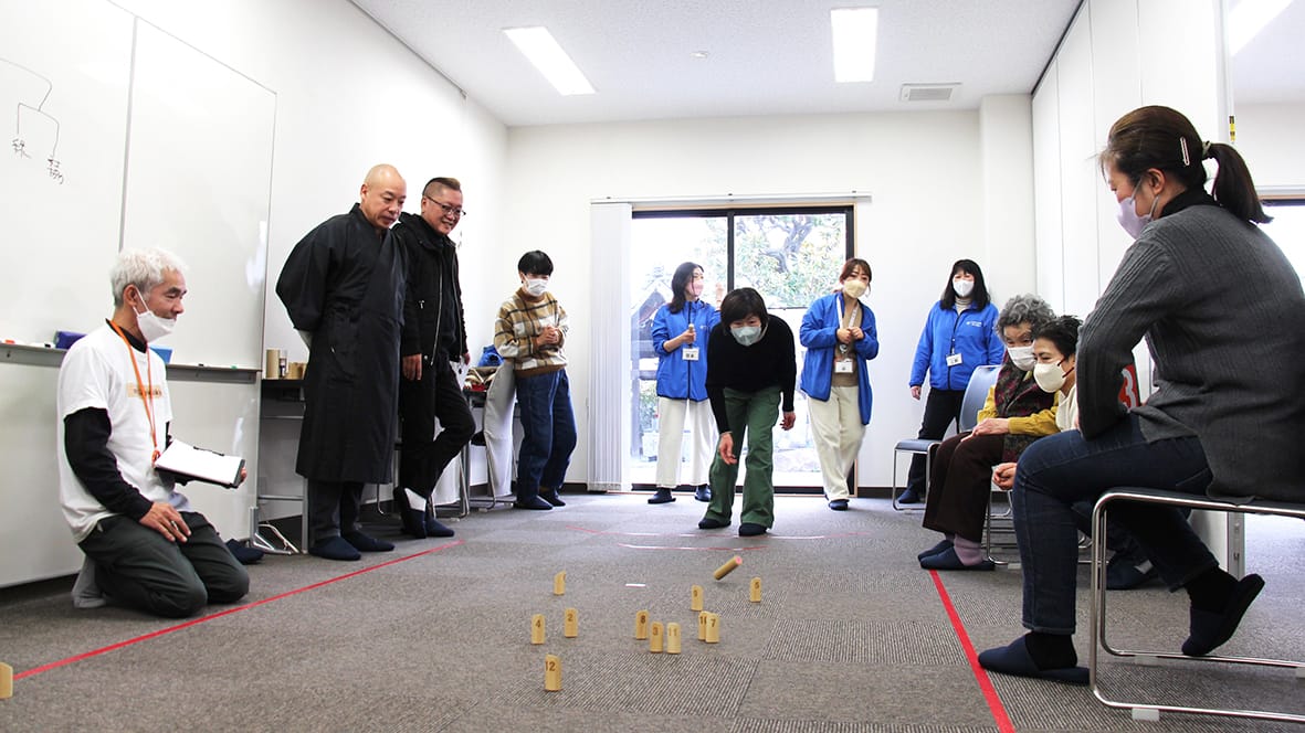 モルックで和やかに 銀山寺「語らいカフェ」