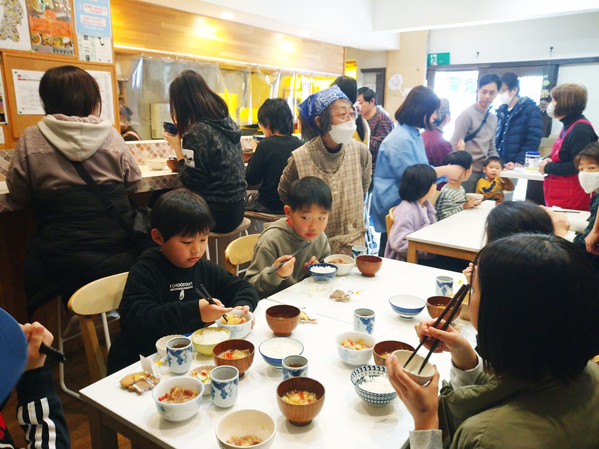 避難者、支援者、家族連れ…つながる子ども食堂