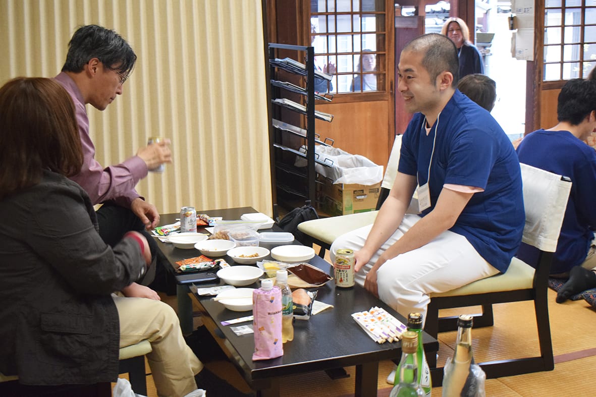 仕事をしないのは〝文化〟幸教寺で「無職酒場」