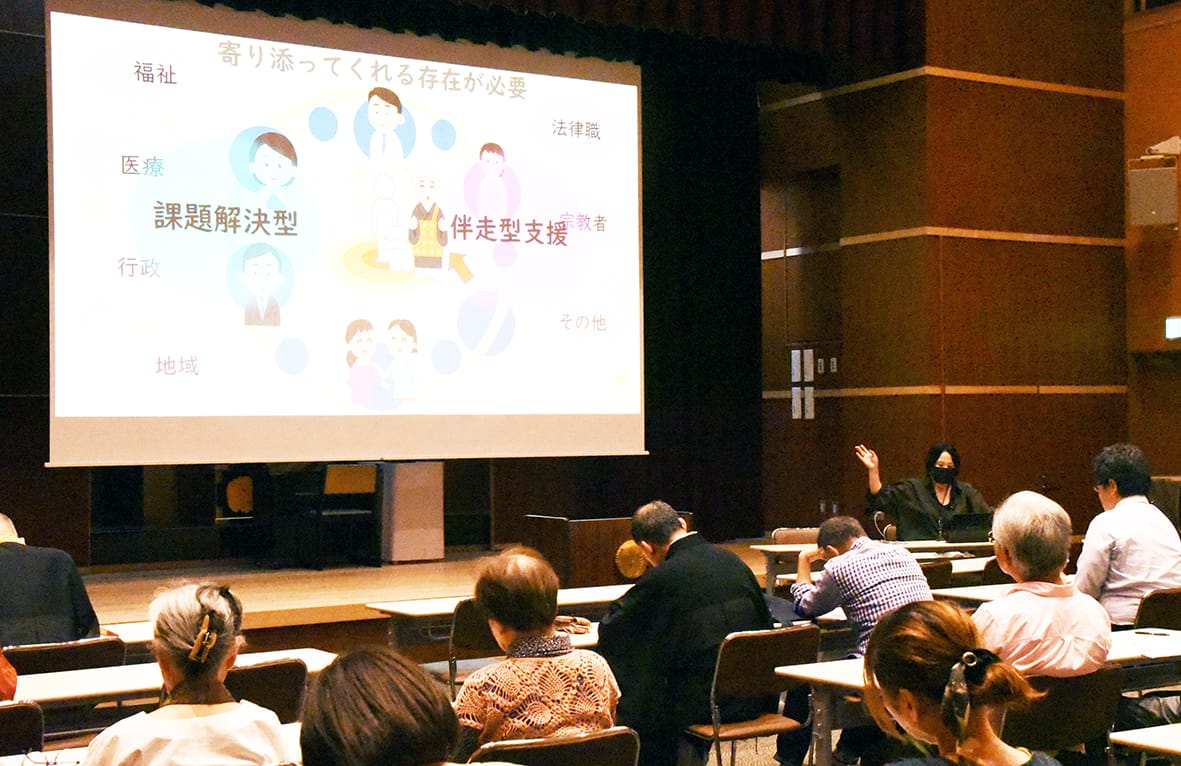 お寺は心の寄る辺 「親なきあと」藤井氏講演