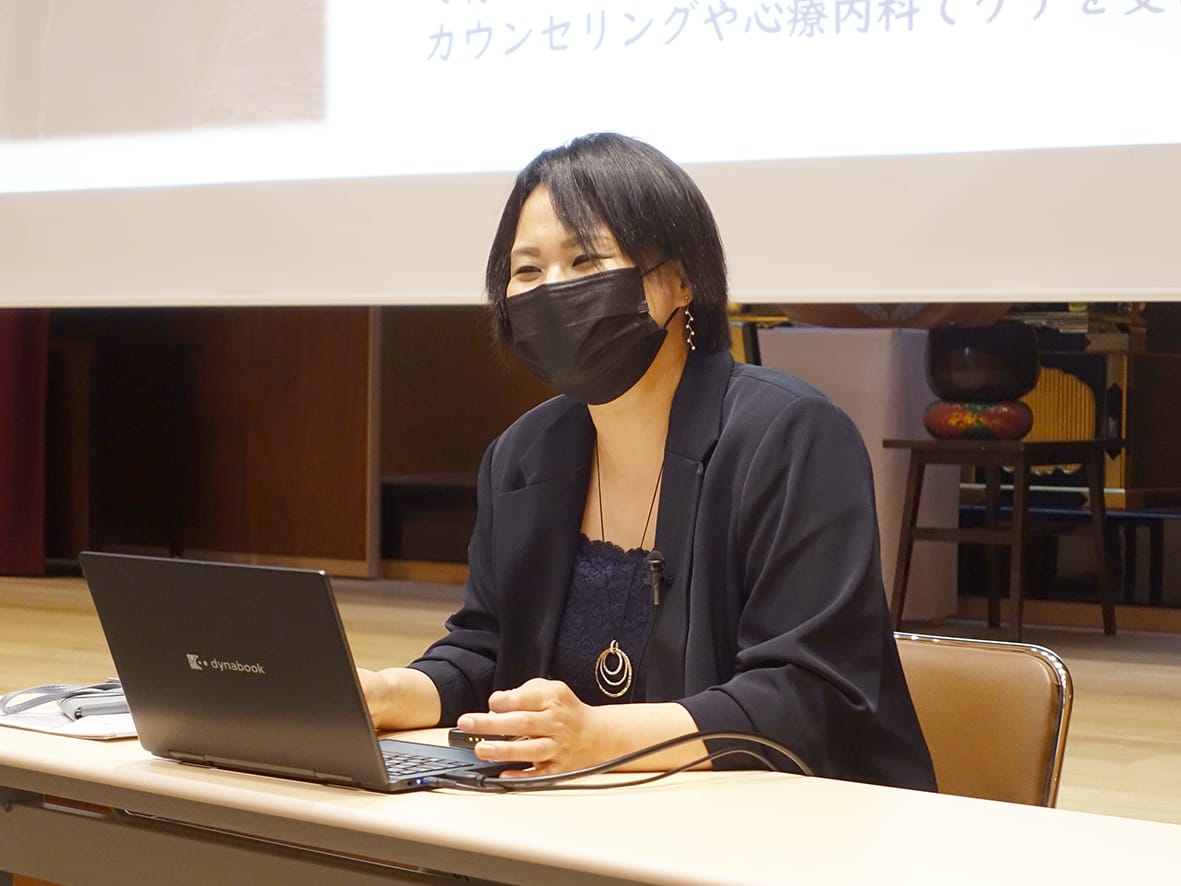 不登校「命守るため」本山佛光寺で藤井氏講演