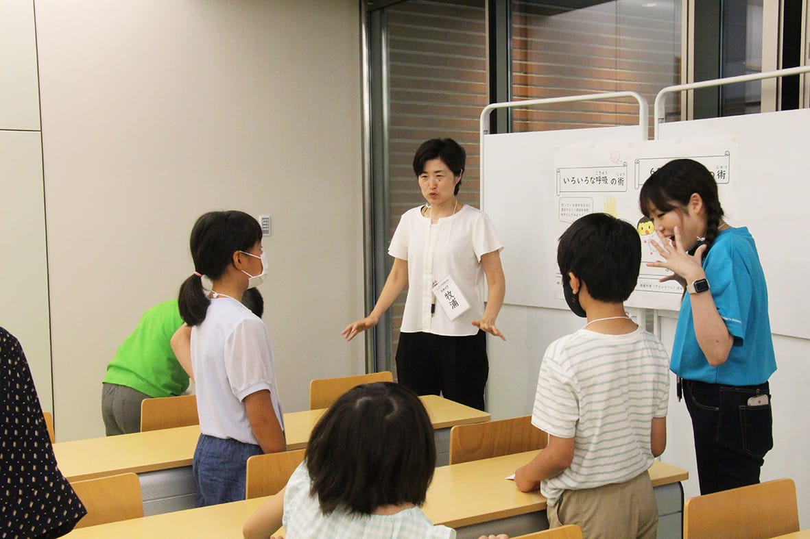 小学生ら「健康」学ぶ 養護教諭と学生が特別授業