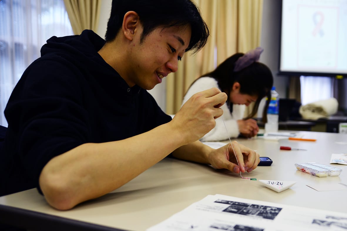 赤ちゃん思う数珠 龍大院生ら授業で手作り