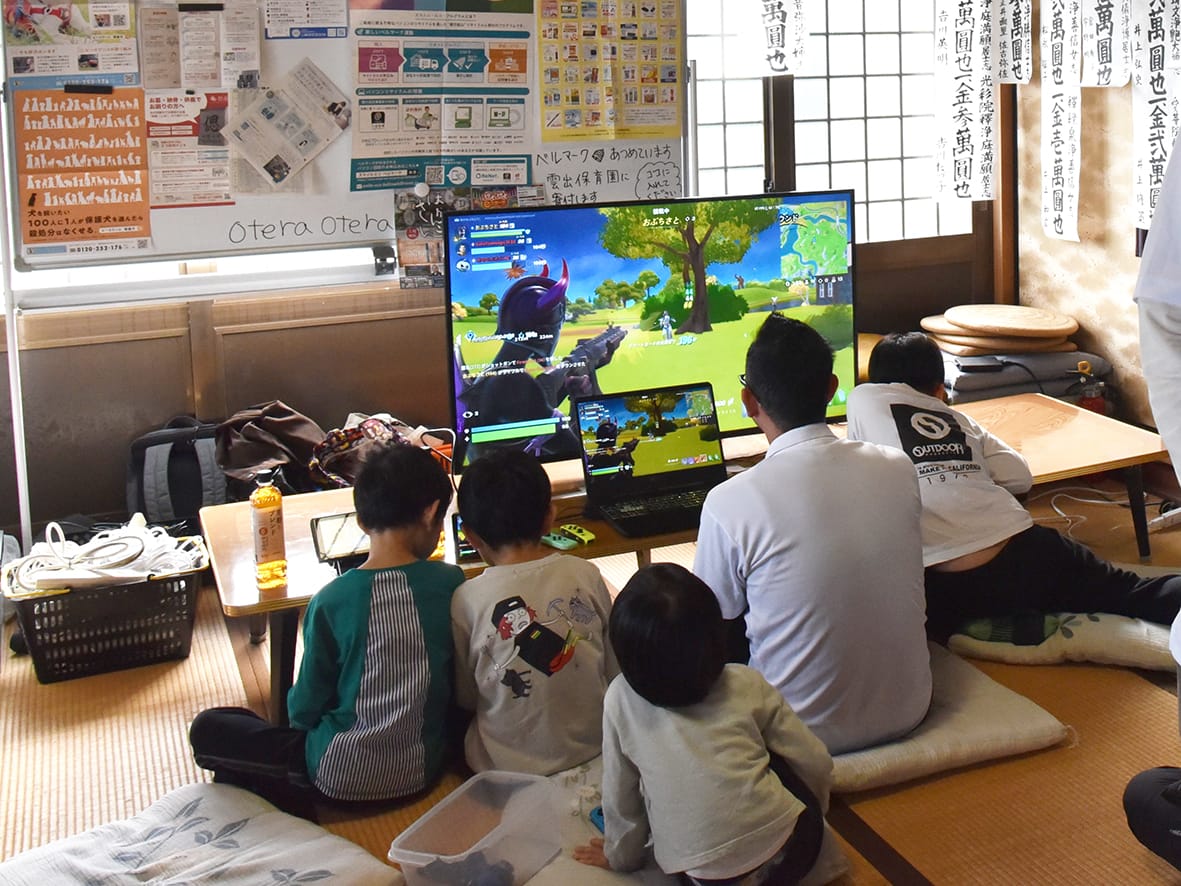 お寺でeスポーツ ひきこもりの子に外出機会