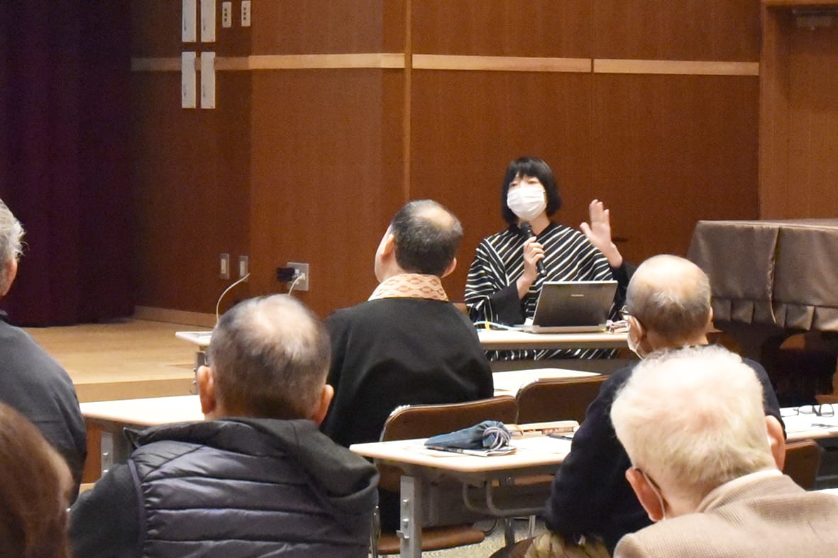 「援助社会」へ変えよう 辻由起子さんお寺で講演