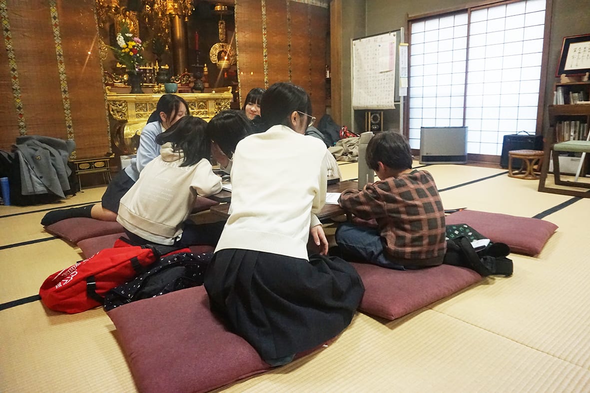 先生は高校生 東京・昌玲寺「まえの寺子屋」