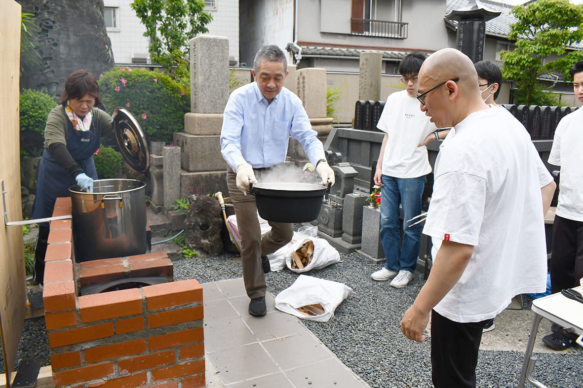 お寺の「かまどベンチ」完成 境内で炊き出し訓練