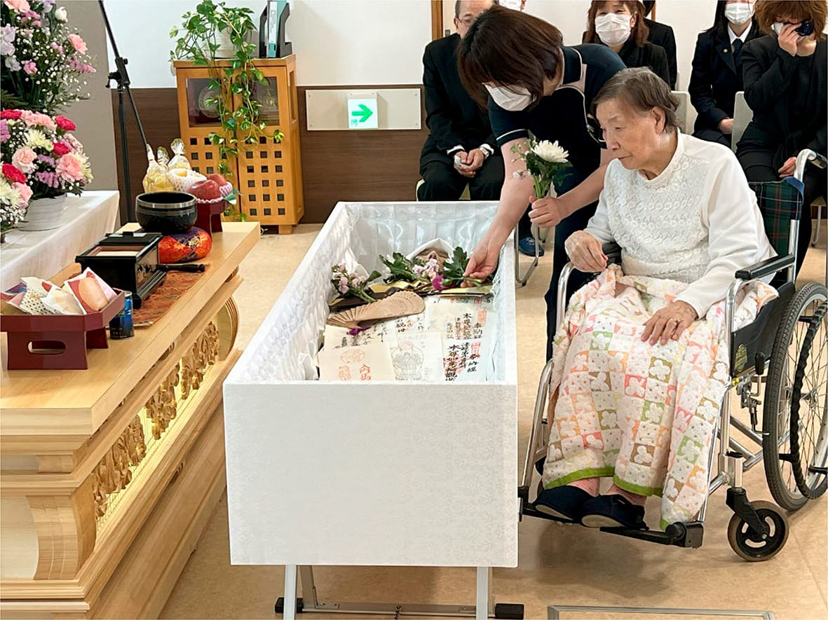 〈19〉施設職員が葬儀 特別養護老人ホーム三思園
