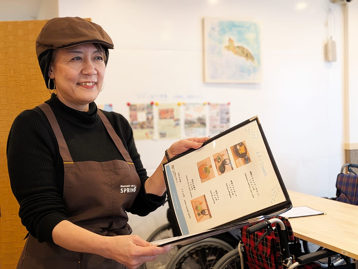 カフェの座席は車いす 心のバリアフリー求めて