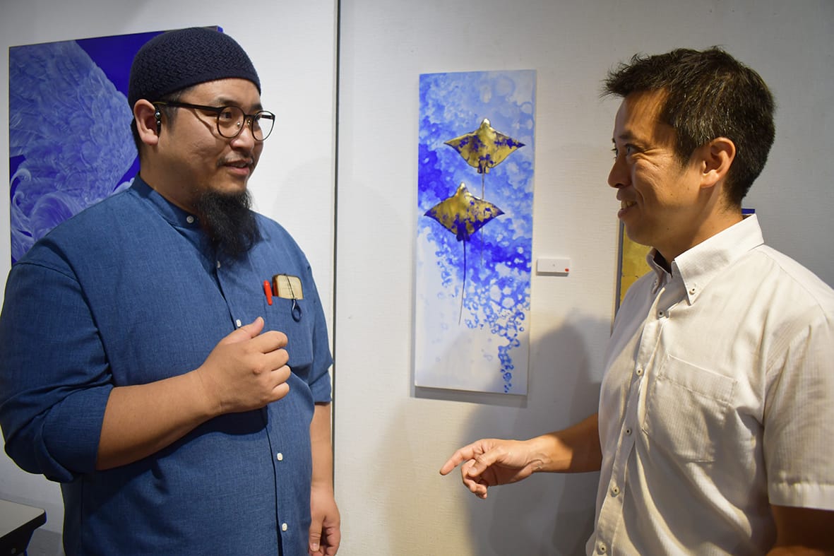 手で触れて感じる絵 仏教学び、画家に転向