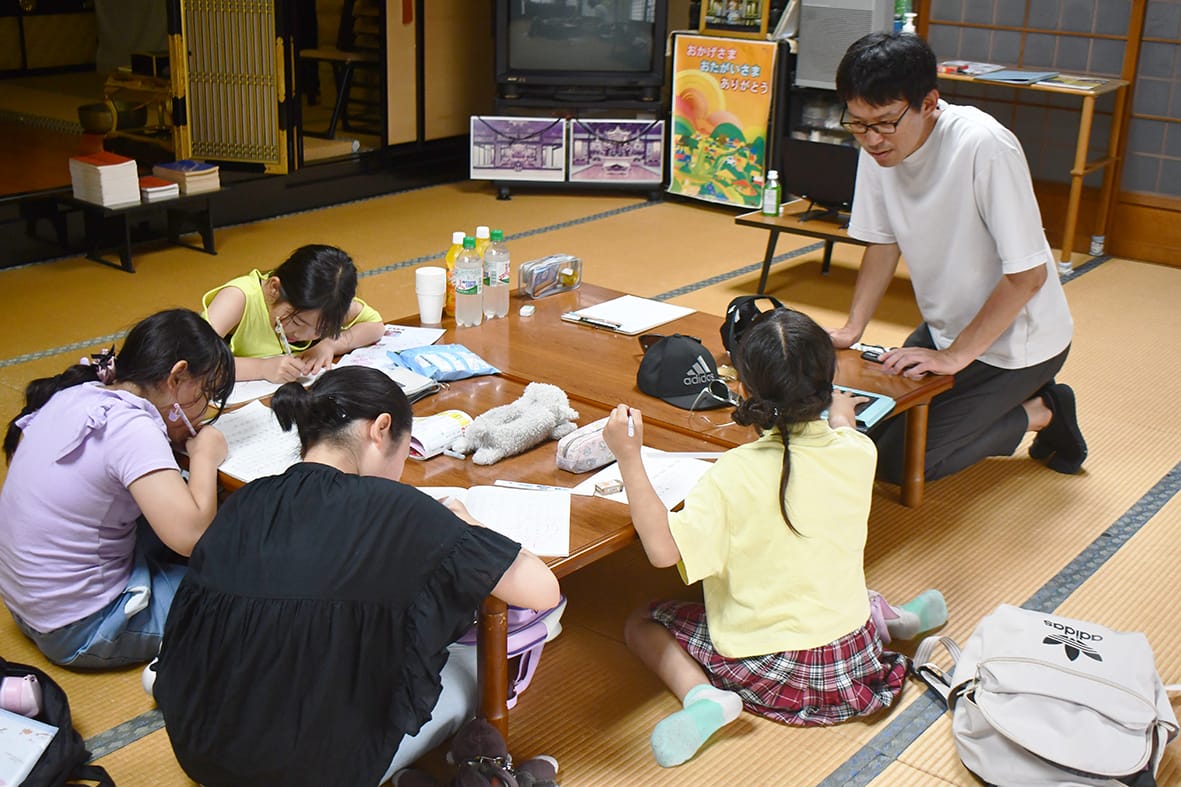 「宿題カフェ」が子どもの居場所 大阪・浄徳寺