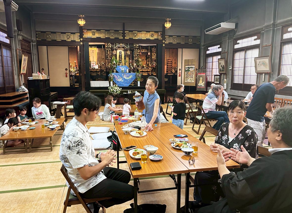 本堂に笑顔の連鎖 遍満寺「みんな食堂」盛況