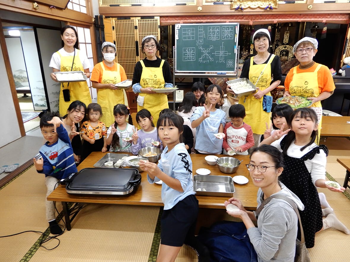 食べて遊んで学ぶ お寺の子ども食堂「なもなも」